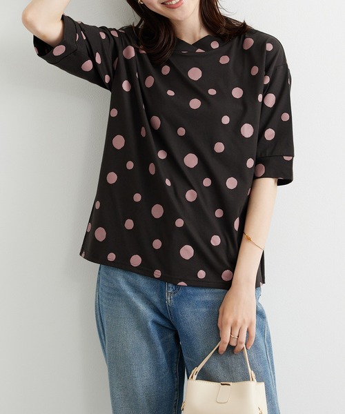 BELLUNA PLUS(ベルーナ)の「ランダムドット柄ワイドネックプルオーバー(Tシャツ/カットソー・レディース・チャコールグレー/ブラック・MEDIUM/LARGE/X-LARGE)」の8枚目の写真