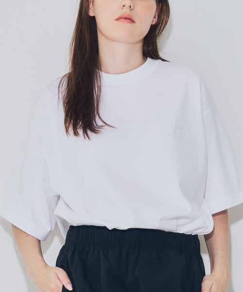 EMMA NOVEMBER　（エマノーヴェンバー）の「Embroidery オープンエンド Tシャツ（Tシャツ/カットソー・メンズ・ブラック×ホワイト/ホワイト×ブラック/ホワイト×ホワイト/ブラック×ブラック・1/2/3）」の2枚目の写真