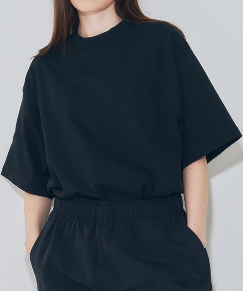 EMMA NOVEMBER　（エマノーヴェンバー）の「Embroidery オープンエンド Tシャツ（Tシャツ/カットソー・メンズ・ブラック×ホワイト/ホワイト×ブラック/ホワイト×ホワイト/ブラック×ブラック・1/2/3）」の4枚目の写真