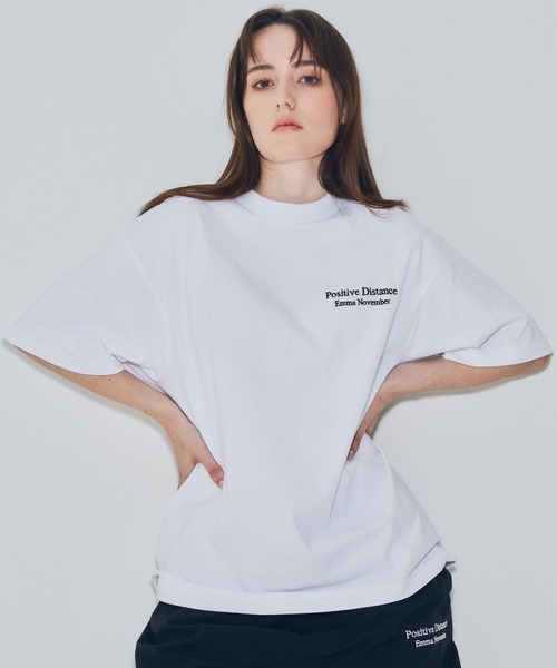 EMMA NOVEMBER　（エマノーヴェンバー）の「Embroidery オープンエンド Tシャツ（Tシャツ/カットソー・メンズ・ブラック×ホワイト/ホワイト×ブラック/ホワイト×ホワイト/ブラック×ブラック・1/2/3）」の7枚目の写真