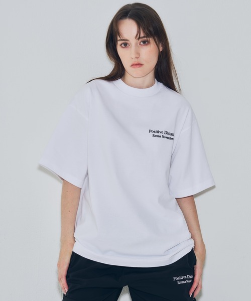 EMMA NOVEMBER　（エマノーヴェンバー）の「Embroidery オープンエンド Tシャツ（Tシャツ/カットソー・メンズ・ブラック×ホワイト/ホワイト×ブラック/ホワイト×ホワイト/ブラック×ブラック・1/2/3）」の8枚目の写真