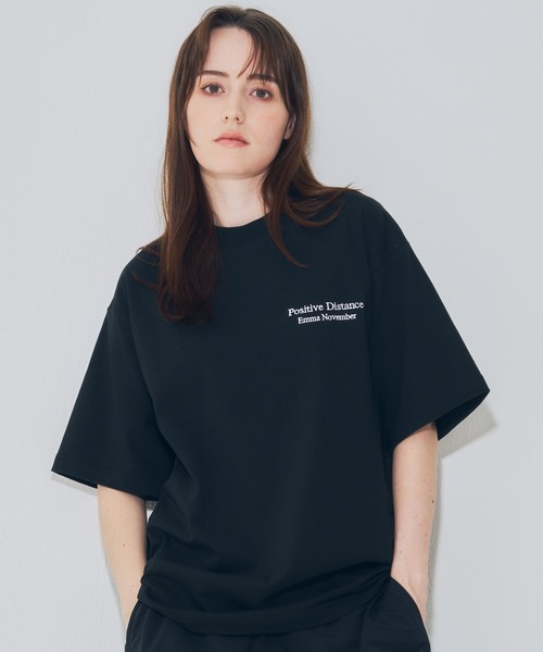 EMMA NOVEMBER　（エマノーヴェンバー）の「Embroidery オープンエンド Tシャツ（Tシャツ/カットソー・メンズ・ブラック×ホワイト/ホワイト×ブラック/ホワイト×ホワイト/ブラック×ブラック・1/2/3）」の13枚目の写真