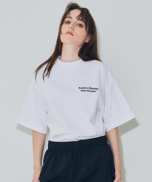 EMMA NOVEMBER　（エマノーヴェンバー）の「Embroidery オープンエンド Tシャツ（Tシャツ/カットソー・メンズ・ブラック×ホワイト/ホワイト×ブラック/ホワイト×ホワイト/ブラック×ブラック・1/2/3）」の6枚目の写真