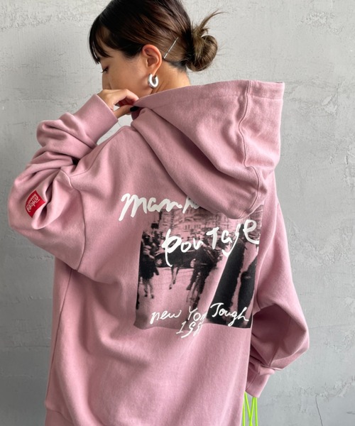 Manhattan Portage（マンハッタンポーテージ）の「[MANHATTAN PORTAGE/マンハッタンポーテージ] 別注 バックフォトプリントパーカー（パーカー・レディース・ピンク/ブラウン/ブラック・M/S/XL/L）」の3枚目の写真