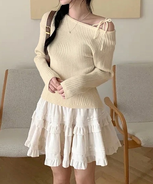 ALTROSE(アルトローズ)の「リブニット ワンショルダー リボン 肩出し 韓国(ニット/セーター・レディース・ブラック/アイボリー・FREE)」の3枚目の写真