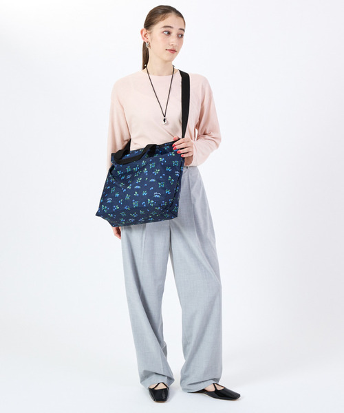 LeSportsac(レスポートサック)の「DELUXE EASY CARRY TOTE ベリーベリー(トートバッグ・レディース・ブルー・FREE)」の3枚目の写真