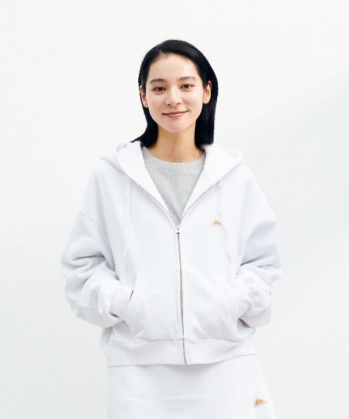 KELTY(ケルティ)の「ミニロゴクロップドジップパーカー(パーカー・レディース・杢グレー/ブラック/ホワイト/ネイビー/ベージュ・FREE)」の1枚目の写真