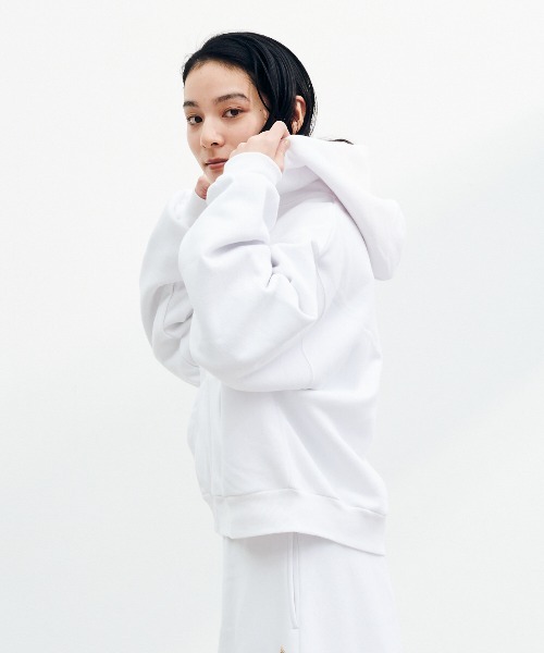 KELTY(ケルティ)の「ミニロゴクロップドジップパーカー(パーカー・レディース・杢グレー/ブラック/ホワイト/ネイビー/ベージュ・FREE)」の11枚目の写真