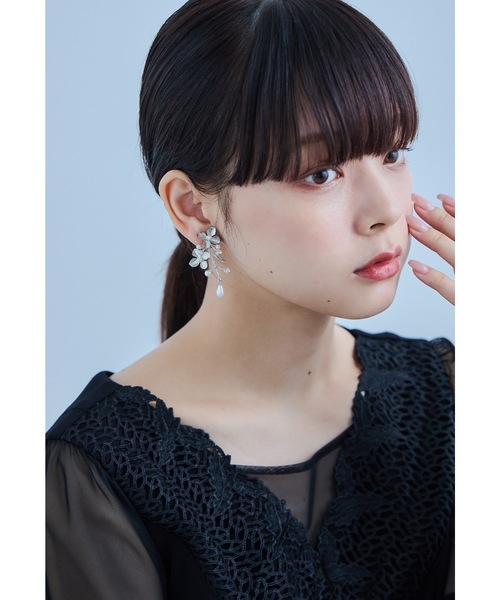 niana(ニアナ)の「メタルフラワーパールイヤリング ゴールド シルバー 結婚式 二次会 同窓会 成人式 パーティー お呼ばれ オケージョン フォーマル(イヤリング・レディース・ゴールド/シルバー・FREE)」の3枚目の写真