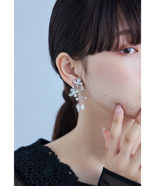 niana(ニアナ)の「メタルフラワーパールイヤリング ゴールド シルバー 結婚式 二次会 同窓会 成人式 パーティー お呼ばれ オケージョン フォーマル(イヤリング・レディース・ゴールド/シルバー・FREE)」の4枚目の写真