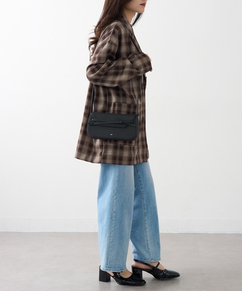 tov（トーヴ）の「【TOV】26SS新作 MIMI POCHETTE（ショルダーバッグ・レディース・グレイッシュベージュ/アイボリー/ブラック・FREE）」の4枚目の写真