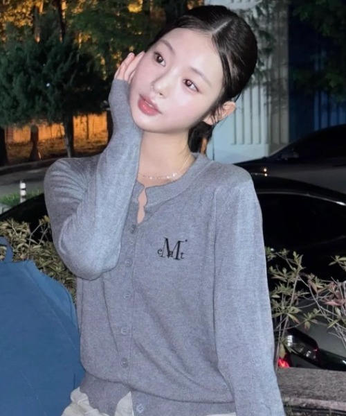 MUCENT（ムセント）の「【MUCENT】ブランド直輸入正規品/MUCENT マーレ 7ボタン クロップ ヘンリーネック カーディガン MUCENT MARAIS 7 BUTTON CROP HENRY NECK CARDIGAN（カーディガン/ボレロ・レディース・オートミール/アイボリー/ブラック/グレー・FREE）」の3枚目の写真