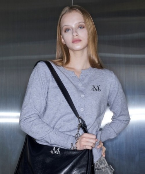 MUCENT（ムセント）の「【MUCENT】ブランド直輸入正規品/MUCENT マーレ 7ボタン クロップ ヘンリーネック カーディガン MUCENT MARAIS 7 BUTTON CROP HENRY NECK CARDIGAN（カーディガン/ボレロ・レディース・オートミール/アイボリー/ブラック/グレー・FREE）」の7枚目の写真