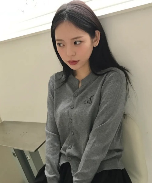 MUCENT（ムセント）の「◇MUCENT◇ブランド直輸入正規品/MUCENT マーレ 7ボタン クロップ ヘンリーネック カーディガン MUCENT MARAIS 7 BUTTON CROP HENRY NECK CARDIGAN（カーディガン/ボレロ・レディース・オートミール/アイボリー/ブラック/グレー・FREE）」の22枚目の写真