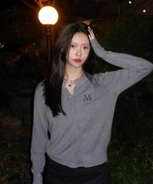 MUCENT（ムセント）の「◇MUCENT◇ブランド直輸入正規品/MUCENT マーレ 7ボタン クロップ ヘンリーネック カーディガン MUCENT MARAIS 7 BUTTON CROP HENRY NECK CARDIGAN（カーディガン/ボレロ・レディース・オートミール/アイボリー/ブラック/グレー・FREE）」の5枚目の写真