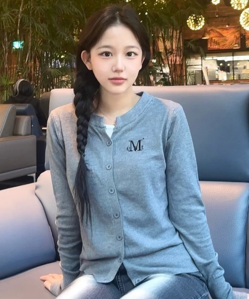 MUCENT（ムセント）の「◇MUCENT◇ブランド直輸入正規品/MUCENT マーレ 7ボタン クロップ ヘンリーネック カーディガン MUCENT MARAIS 7 BUTTON CROP HENRY NECK CARDIGAN（カーディガン/ボレロ・レディース・オートミール/アイボリー/ブラック/グレー・FREE）」の6枚目の写真