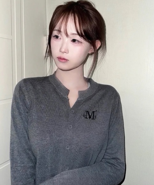 MUCENT（ムセント）の「◇MUCENT◇ブランド直輸入正規品/MUCENT マーレ 7ボタン クロップ ヘンリーネック カーディガン MUCENT MARAIS 7 BUTTON CROP HENRY NECK CARDIGAN（カーディガン/ボレロ・レディース・オートミール/アイボリー/ブラック/グレー・FREE）」の7枚目の写真