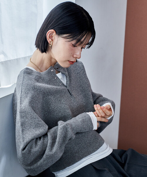 FREAK'S STORE(フリークスストア)の「<新色追加>ショート スナップボタン ラグラン ヘンリーネック ニット(ニット/セーター・レディース・ブラック/オフホワイト/グレー/レッド/ブルー/イエロー・フリ-)」の4枚目の写真