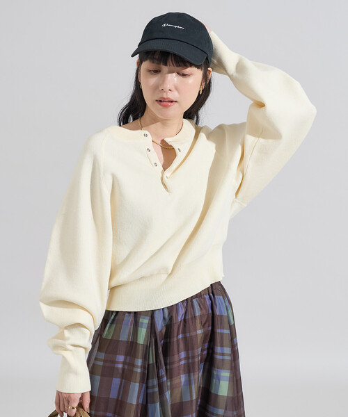 FREAK'S STORE(フリークスストア)の「<新色追加>ショート スナップボタン ラグラン ヘンリーネック ニット(ニット/セーター・レディース・ブラック/オフホワイト/グレー/レッド/ブルー/イエロー・フリ-)」の19枚目の写真