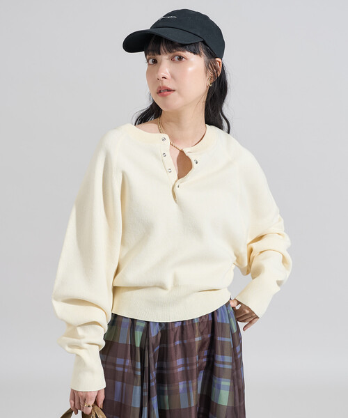 FREAK'S STORE(フリークスストア)の「<新色追加>ショート スナップボタン ラグラン ヘンリーネック ニット(ニット/セーター・レディース・ブラック/オフホワイト/グレー/レッド/ブルー/イエロー・フリ-)」の22枚目の写真