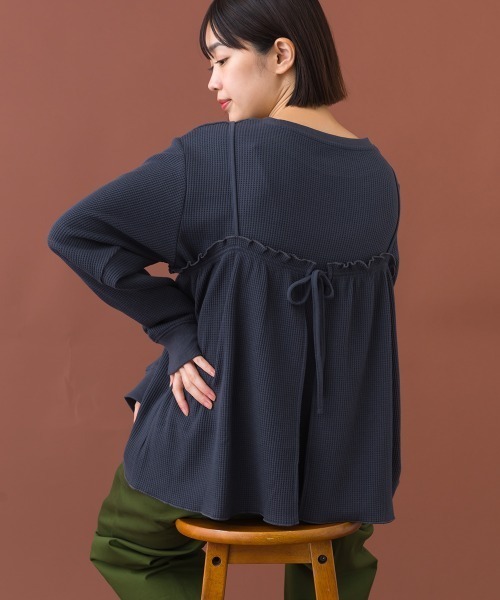 OMNES（オムネス）の「ワッフルビスチェ＆インナーセット レイヤードカットソー（アンサンブル・レディース・アイボリー/ダークグレー・FREE）」の2枚目の写真