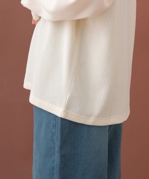 OMNES（オムネス）の「ワッフルビスチェ＆インナーセット レイヤードカットソー（アンサンブル・レディース・アイボリー/ダークグレー・FREE）」の3枚目の写真