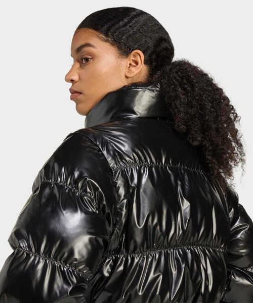 adidas（アディダス）の「Essentials グロッシー 2-in-1スタイル クロップド丈 パファー / アディダスオリジナルス adidas Originals（ダウンジャケット/コート・レディース・ブラック/ホワイト・X-LARGE/MEDIUM/LARGE/3XL/XX-LARGE/X-SMALL/SMALL）」の9枚目の写真