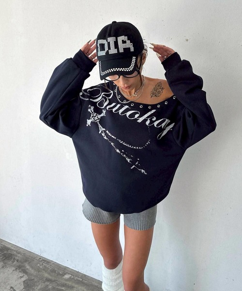 d.i.a.(ダイヤ)の「ハトメプリント オーバーサイズ オフショルダー スウェット トップス(スウェット・レディース・ブラック/ベージュ/ネイビー/サックスブルー/ピンク・FREE)」の14枚目の写真