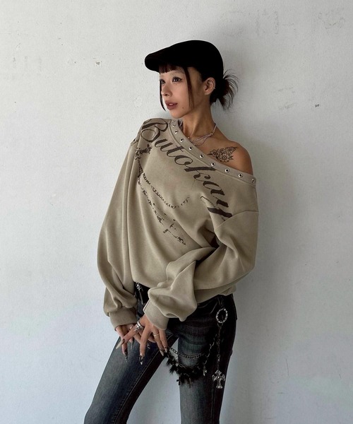 d.i.a.(ダイヤ)の「ハトメプリント オーバーサイズ オフショルダー スウェット トップス【セットアップ 対応可】(スウェット・レディース・ブラック/ベージュ/ネイビー/サックスブルー/ピンク/パープル・FREE)」の12枚目の写真
