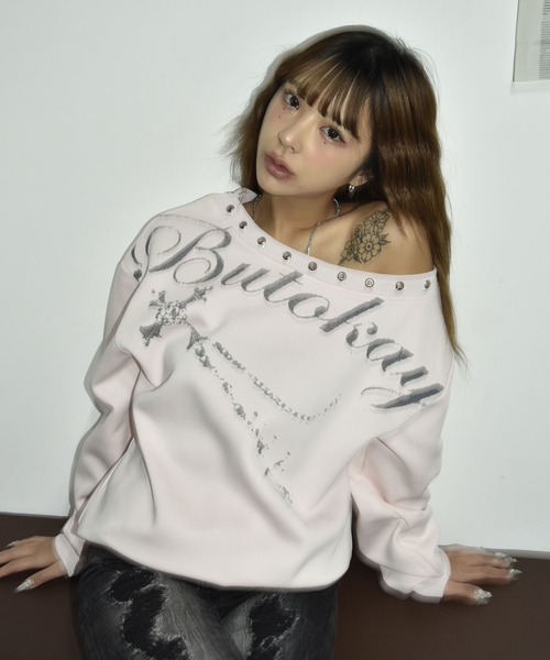 d.i.a.(ダイヤ)の「ハトメプリント オーバーサイズ オフショルダー スウェット トップス【セットアップ 対応可】(スウェット・レディース・ブラック/ベージュ/ネイビー/サックスブルー/ピンク/パープル・FREE)」の17枚目の写真