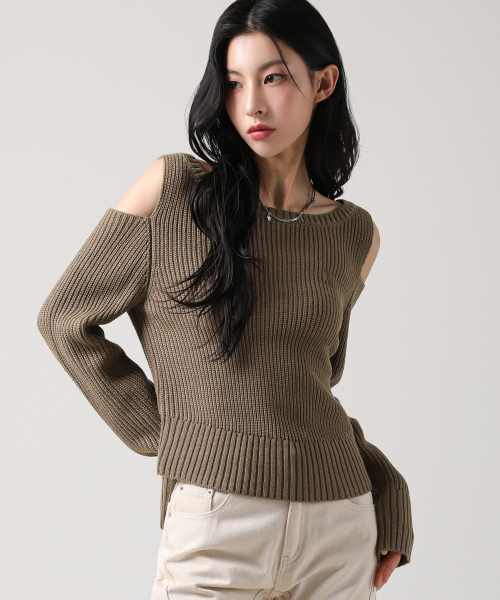 AVANDRESS(アバンドレス )の「Noga Shoulder Cut-out Knit BLACK(ニット/セーター・レディース・ブラック・SMALL/MEDIUM)」の2枚目の写真