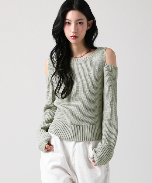 AVANDRESS(アバンドレス )の「Noga Shoulder Cut-out Knit BLACK(ニット/セーター・レディース・ブラック・SMALL/MEDIUM)」の3枚目の写真