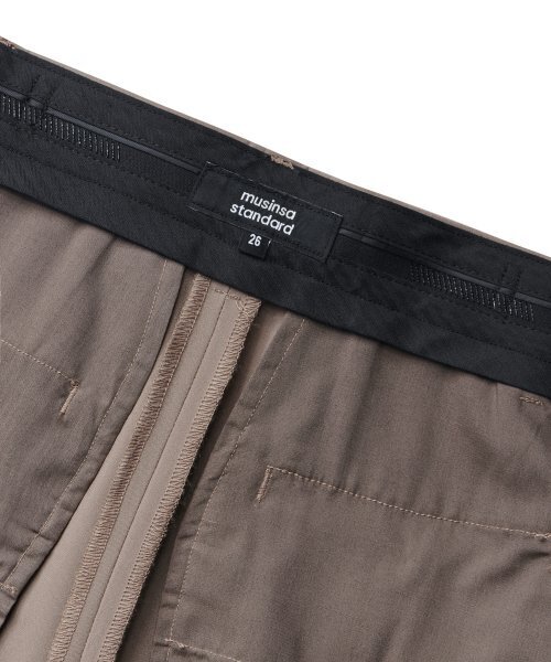 MUSINSA STANDARD WOMAN（ムシンサスタンダードウーマン）の「[クールタンダード] ウィメンズ スリムストレート ヒドゥンバンディング スラックス [ダスティベージュ]（スラックス・レディース・その他・32/30/24/25/26/27/28/29）」の6枚目の写真