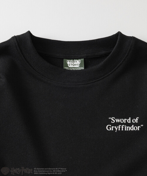 FREAK'S STORE（フリークスストア）の「Harry Potter/ハリー・ポッター ネビル・ロングボトム バックプリント クルーネックスウェット（スウェット・メンズ・ブラック/ライトグレー・MEDIUM/LARGE）」の6枚目の写真