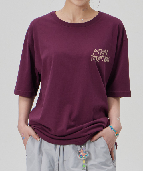 ASTRAL PROJECTION（アストラルプロジェクション）の「[グラフィティ]コットンルーズフィット半袖Tシャツ_プラムパープル（Tシャツ/カットソー・メンズ・その他・LARGE/MEDIUM/X-LARGE/XX-LARGE）」の5枚目の写真