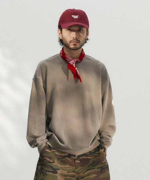 WMC(ダブリューエムシー)の「ピグメントマンツーマン_BROWN(スウェット・メンズ・ブラウン・SMALL/MEDIUM/LARGE)」の1枚目の写真