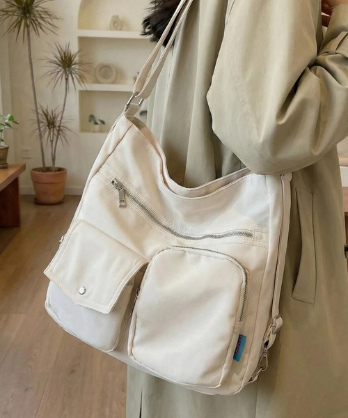 cammie(キャミー)の「ポケット付きショルダーバッグ(ショルダーバッグ・レディース・アイボリー/ブラック/キャメル・F)」の1枚目の写真
