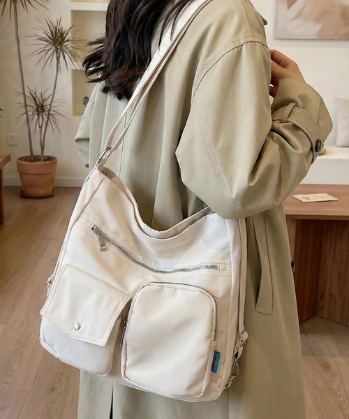 cammie(キャミー)の「ポケット付きショルダーバッグ(ショルダーバッグ・レディース・アイボリー/ブラック/キャメル・F)」の4枚目の写真