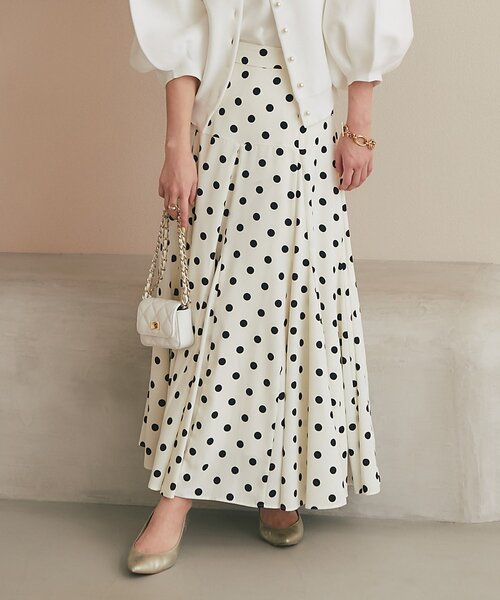 La boutique BonBon（ラブティックボンボン）の「【3サイズ展開あり・リッチな揺れ感】ドットマチフレアスカート（スカート・レディース・ネイビー/オフホワイト・36/PS/38）」の2枚目の写真