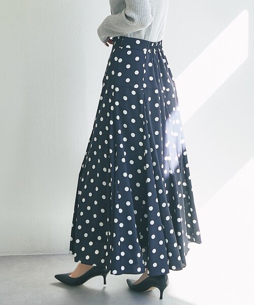 La boutique BonBon（ラブティックボンボン）の「【3サイズ展開あり・リッチな揺れ感】ドットマチフレアスカート（スカート・レディース・ネイビー/オフホワイト・36/PS/38）」の5枚目の写真