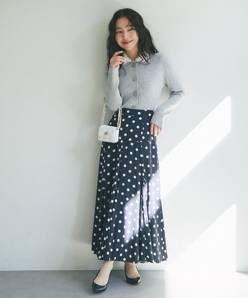 La boutique BonBon（ラブティックボンボン）の「【3サイズ展開あり・リッチな揺れ感】ドットマチフレアスカート（スカート・レディース・ネイビー/オフホワイト・36/PS/38）」の6枚目の写真