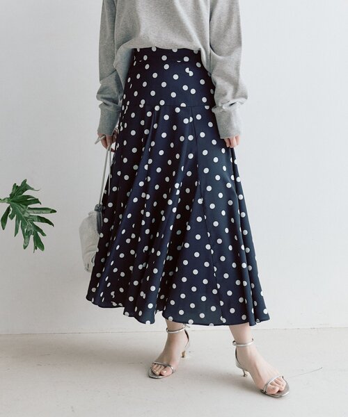 La boutique BonBon（ラブティックボンボン）の「【3サイズ展開あり・リッチな揺れ感】ドットマチフレアスカート（スカート・レディース・ネイビー/オフホワイト・36/PS/38）」の9枚目の写真