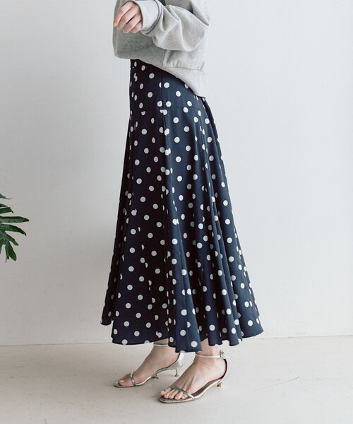 La boutique BonBon（ラブティックボンボン）の「【3サイズ展開あり・リッチな揺れ感】ドットマチフレアスカート（スカート・レディース・ネイビー/オフホワイト・36/PS/38）」の10枚目の写真