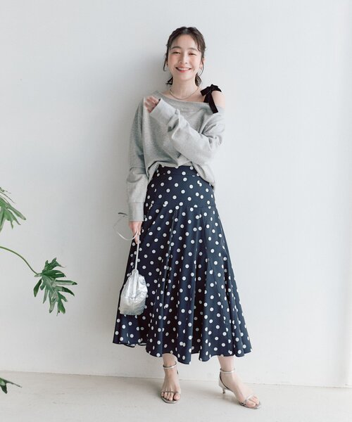 La boutique BonBon（ラブティックボンボン）の「【3サイズ展開あり・リッチな揺れ感】ドットマチフレアスカート（スカート・レディース・ネイビー/オフホワイト・36/PS/38）」の11枚目の写真