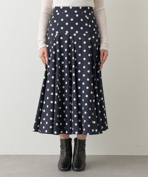 La boutique BonBon（ラブティックボンボン）の「【3サイズ展開あり・リッチな揺れ感】ドットマチフレアスカート（スカート・レディース・ネイビー/オフホワイト・36/PS/38）」の22枚目の写真