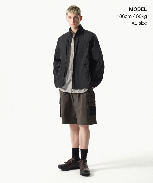 MUSINSA STANDARD（ムシンサスタンダード）の「[シティレジャー] ハイネックシアウィンドブレーカージャケット [ブラック]（ナイロンジャケット・メンズ・その他・XX-LARGE/LARGE/X-LARGE/MEDIUM/SMALL）」の4枚目の写真