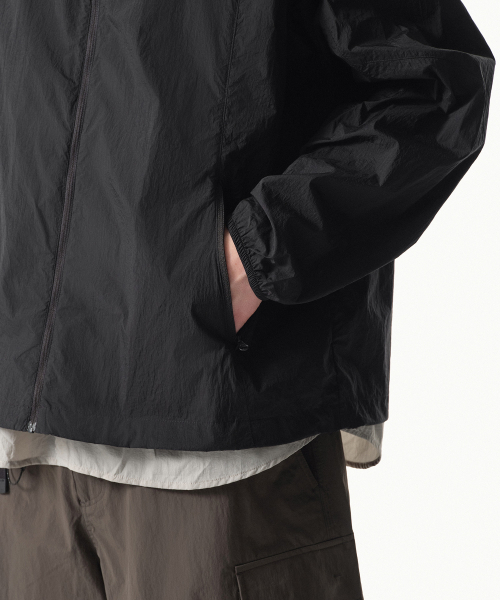 MUSINSA STANDARD（ムシンサスタンダード）の「[シティレジャー] ハイネックシアウィンドブレーカージャケット [ブラック]（ナイロンジャケット・メンズ・その他・XX-LARGE/LARGE/X-LARGE/MEDIUM/SMALL）」の8枚目の写真