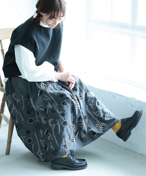 soulberry(ソウルベリー)の「草花ワルツの刺繍スカート(スカート・レディース・ダークグレー・M/L/LL/3L/4L/5L)」の1枚目の写真