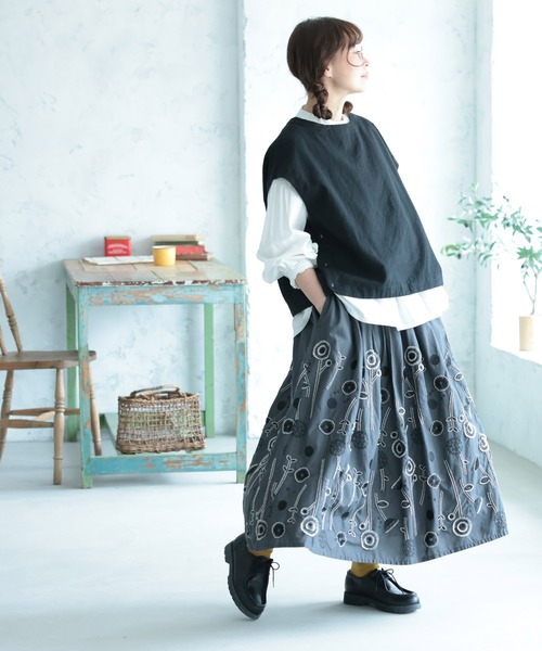 soulberry(ソウルベリー)の「草花ワルツの刺繍スカート(スカート・レディース・ダークグレー・M/L/LL/3L/4L/5L)」の13枚目の写真