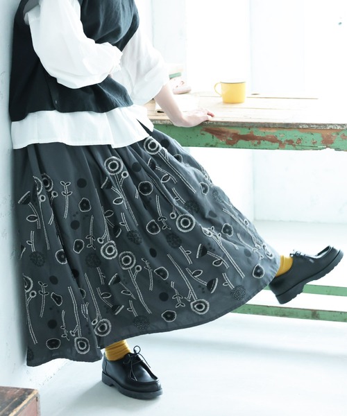 soulberry(ソウルベリー)の「草花ワルツの刺繍スカート(スカート・レディース・ダークグレー・M/L/LL/3L/4L/5L)」の14枚目の写真